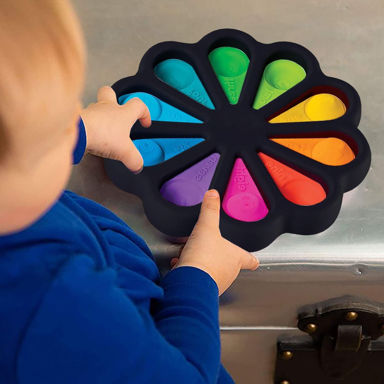 Jouet Anti-stress Coloré Fidget Push Pop Dans Les Mains De L'enfant