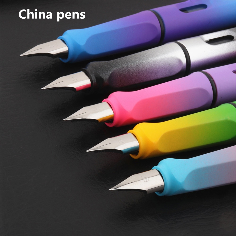 Les fournitures scolaires pastel de belles couleurs stylos plume